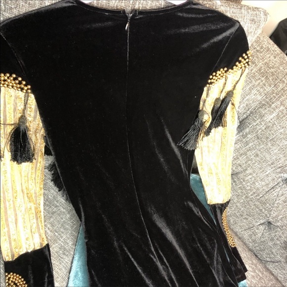 Black and gold gown, long sleeves with tassels. - Picture 6 of 6